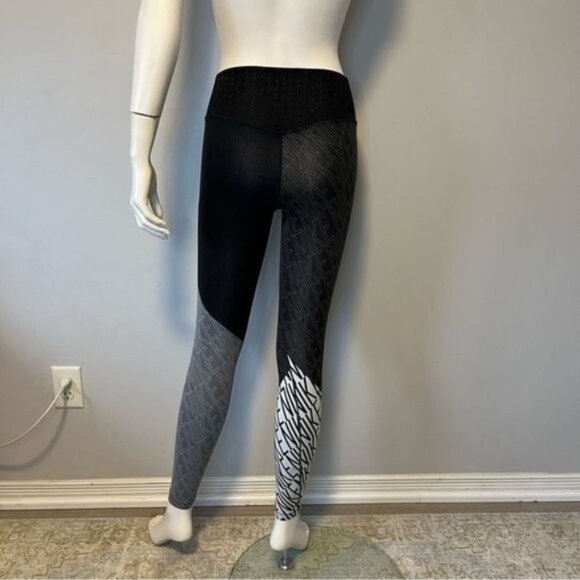 Nike Dry Fit Black Grey All over logo color block leggings yoga pants XS size - Picture 7 of 7